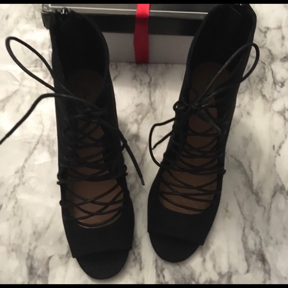 Women’s Heels - Picture 2 of 5